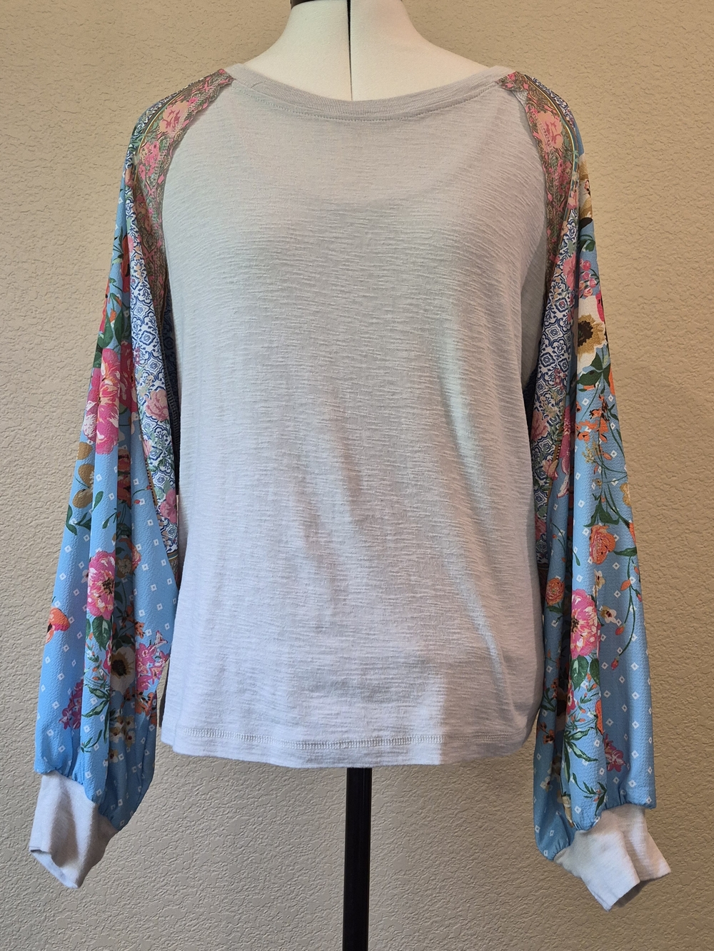 Light Gray Raglan Top with Blue Floral Balloon Sleeves